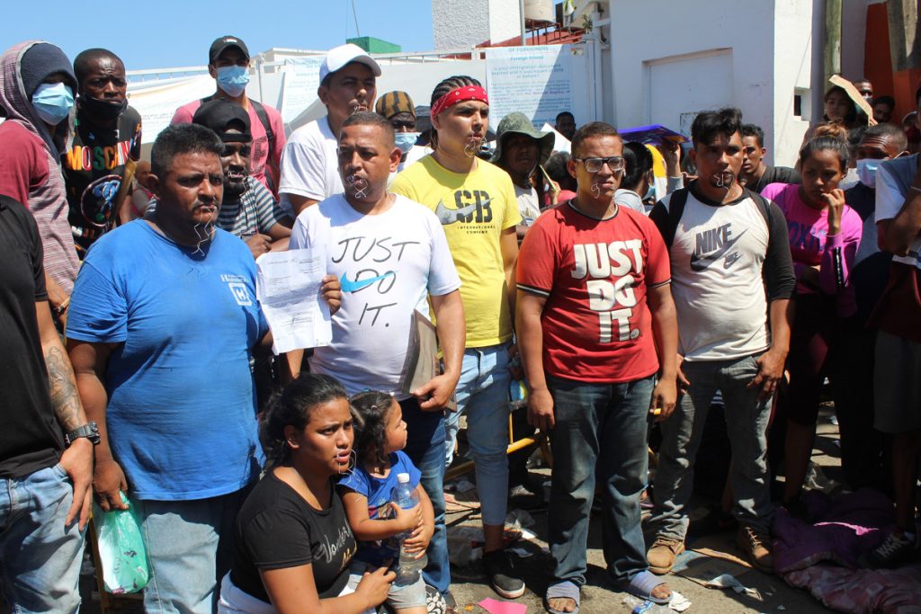 México reprueba que migrantes venezolanos se autolesionen para presionar por visas
