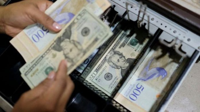 El bolívar se devaluó 6% frente al dólar en un mes
