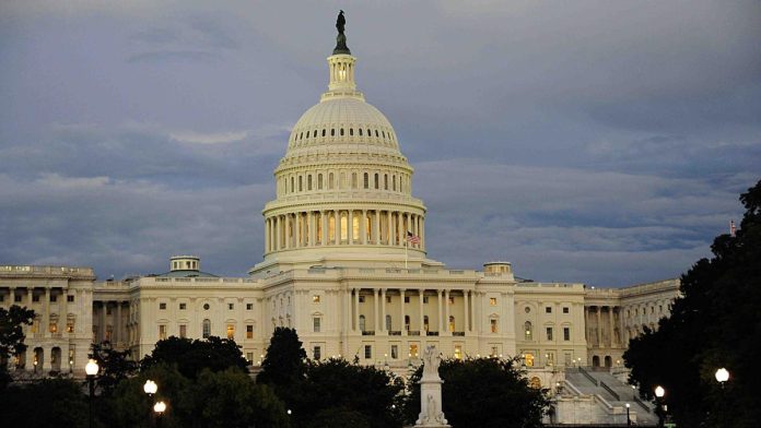 Senado de EE.UU. prepara resolución de apoyo a Ucrania y aparca las sanciones