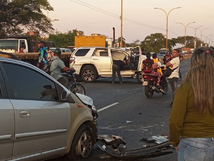 Accidente vial dejó a conductores levemente heridos en Autopista Sur