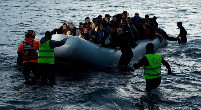 Grecia arroja a migrantes
