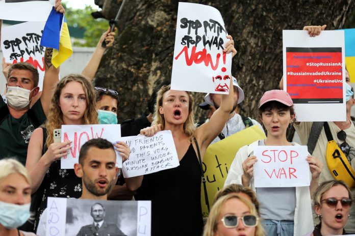 Protestas en embajadas de Rusia