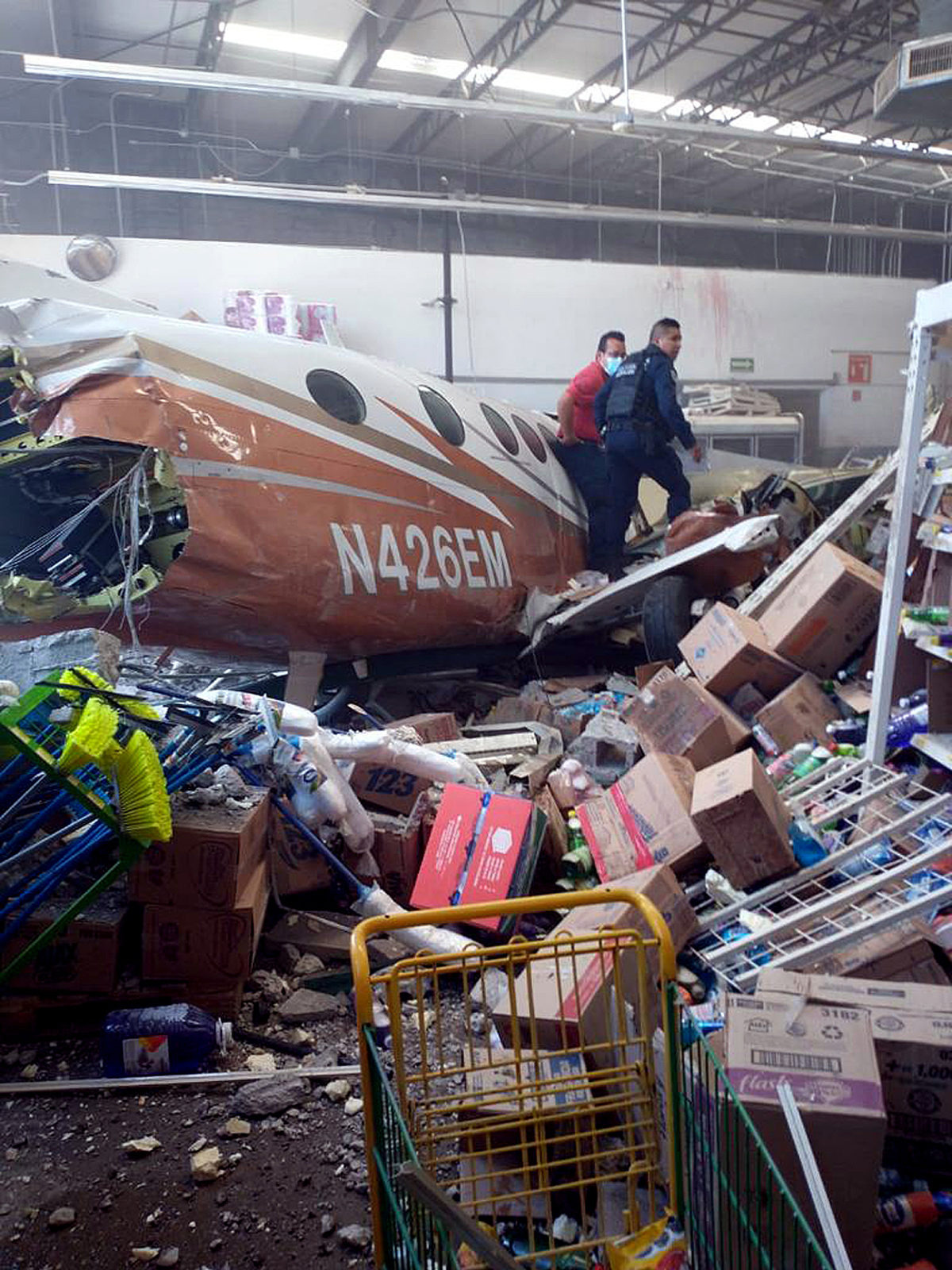 Una avioneta se estrella contra supermercado en México y causa varios heridos