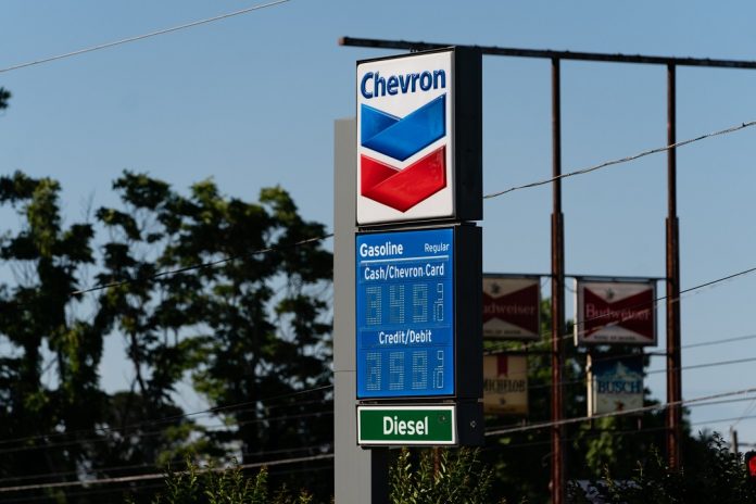 Chevron insta a Biden a colaborar con las petroleras y no 