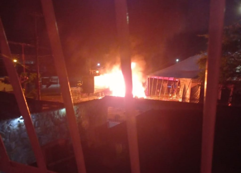 Registrado incendio en tráilers de circo mexicano que acampa en Ricardo Urriera