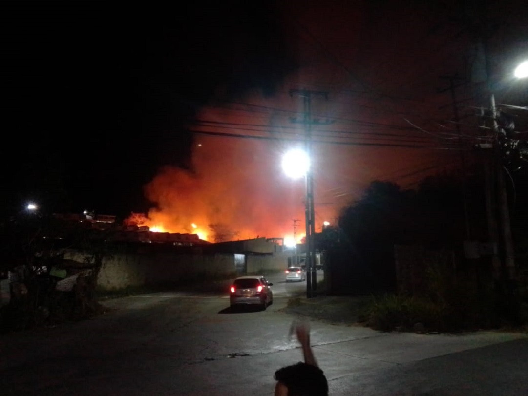 Vecinos reportan fuerte incendio de vegetación en el sector El Rincón de Naguanagua
