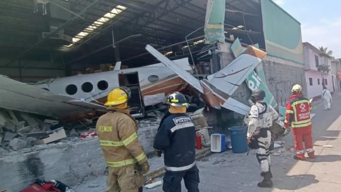 Deja tres muertos desplome de avioneta contra supermercado en centro de México
