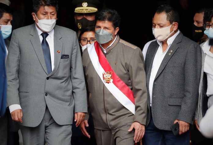 Justicia peruana dicta impedimento de salida del país a sobrinos de Castillo