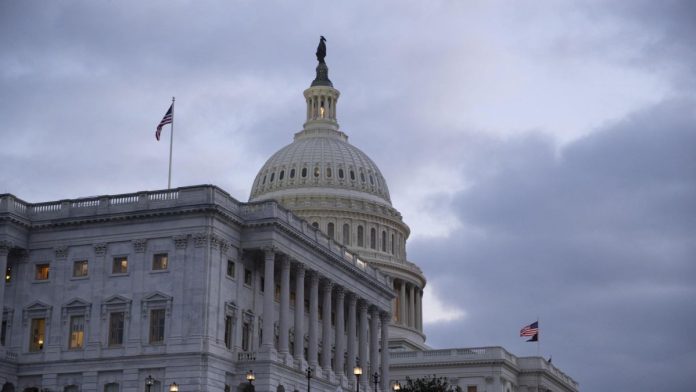 Cámara Baja de EE.UU. aprueba paquete de gasto con 13 mil 600 millones para Ucrania