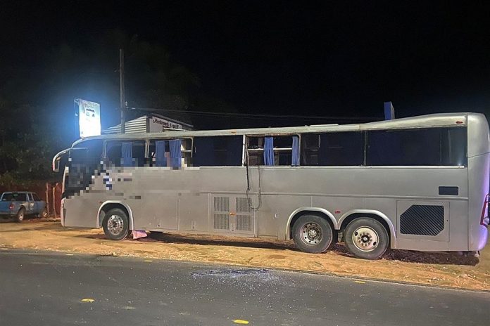 Agentes detienen a migrantes en un autobús turístico en el sur de México