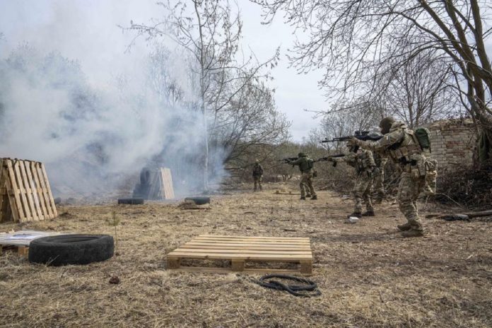 Rusia retira parte de tropas de Kiev