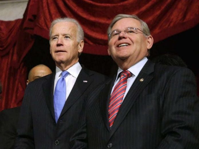 Senador Bob Menéndez pide a Joe Biden no relajar sanciones a Venezuela