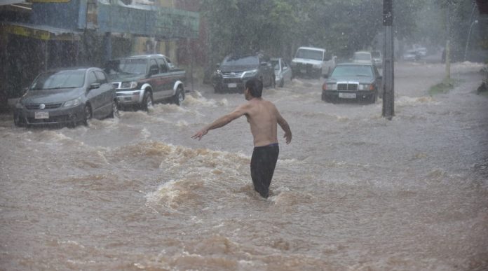 Al menos tres muertos y destrozos sin cuantificar dejan lluvias en Paraguay