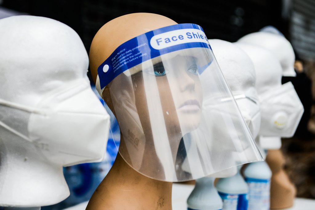 Mantener las mascarillas, incluso más allá de la vacunación, ahorraría costes