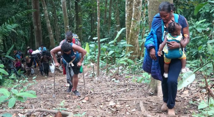 Cada vez más migrantes venezolanos se arriesgan a internarse en la selva del Darién