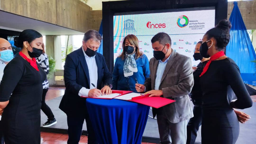 Venezuela y Unesco firman acuerdo para fortalecer la educación técnica