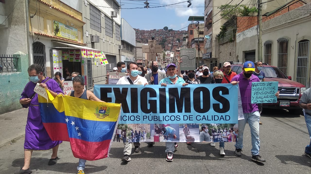 Activistas venezolanos hacen "viacrucis" por crisis de los servicios públicos