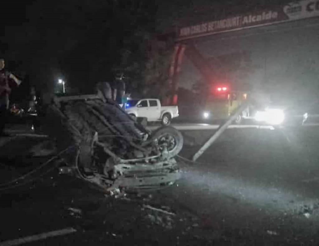 Volcamiento en la autopista Sorpresa-Muelles dejó un muerto y un herido