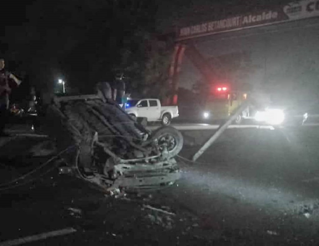 Volcamiento en la autopista Sorpresa-Muelles dejó un muerto y un herido