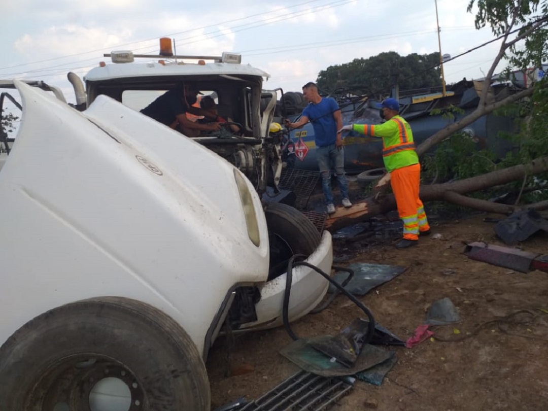 Registrado volcamiento de gandola de combustible en la Valencia-Tocuyito