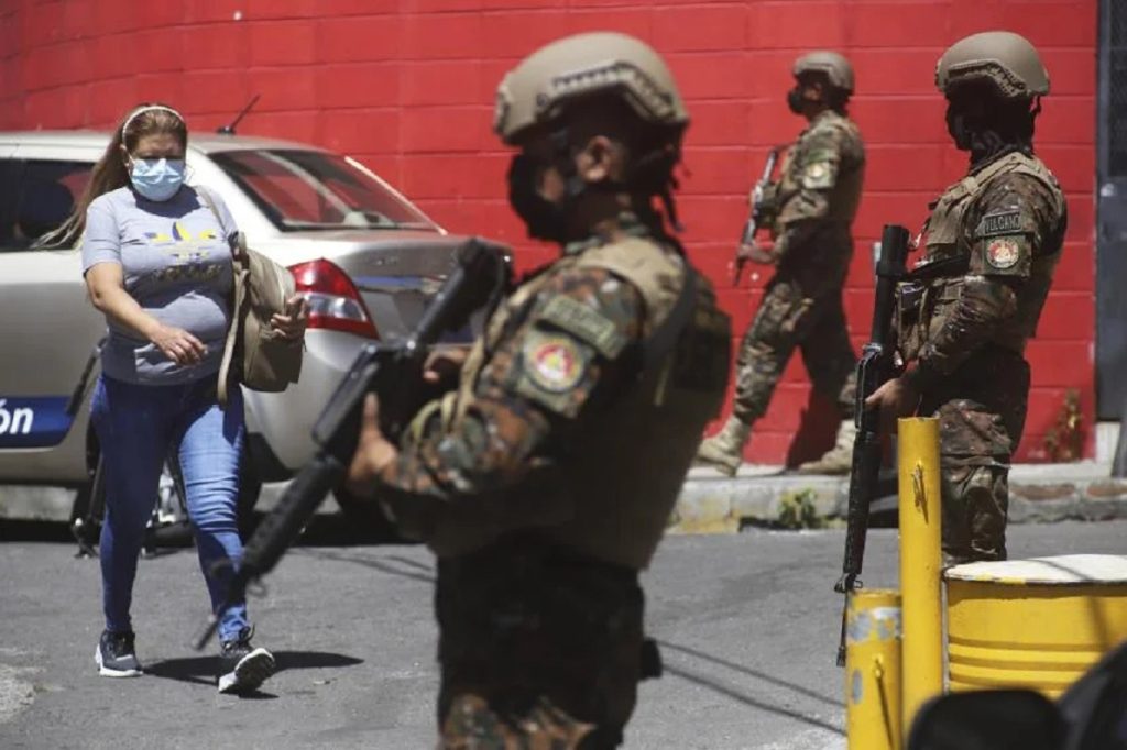 Régimen de excepción en El Salvador también golpea a DD.HH., advierten oenegés