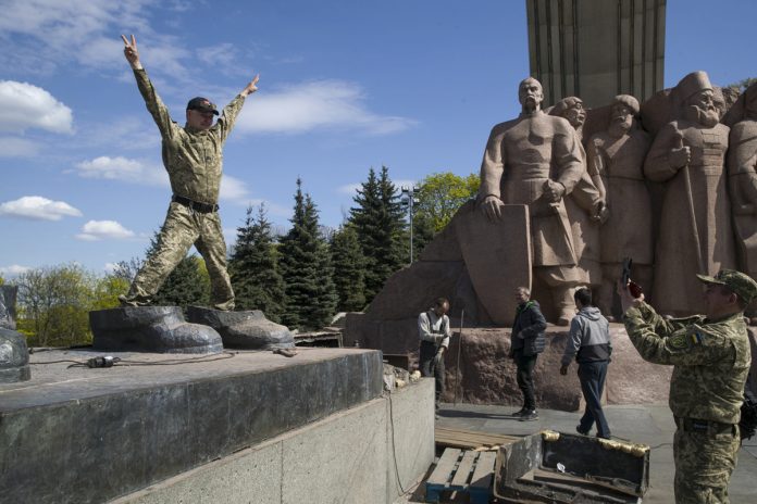 Kiev destruye la estatua
