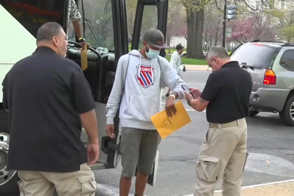 Llegó a Washington un autobús con demandantes de asilo venezolanos fletado por Texas