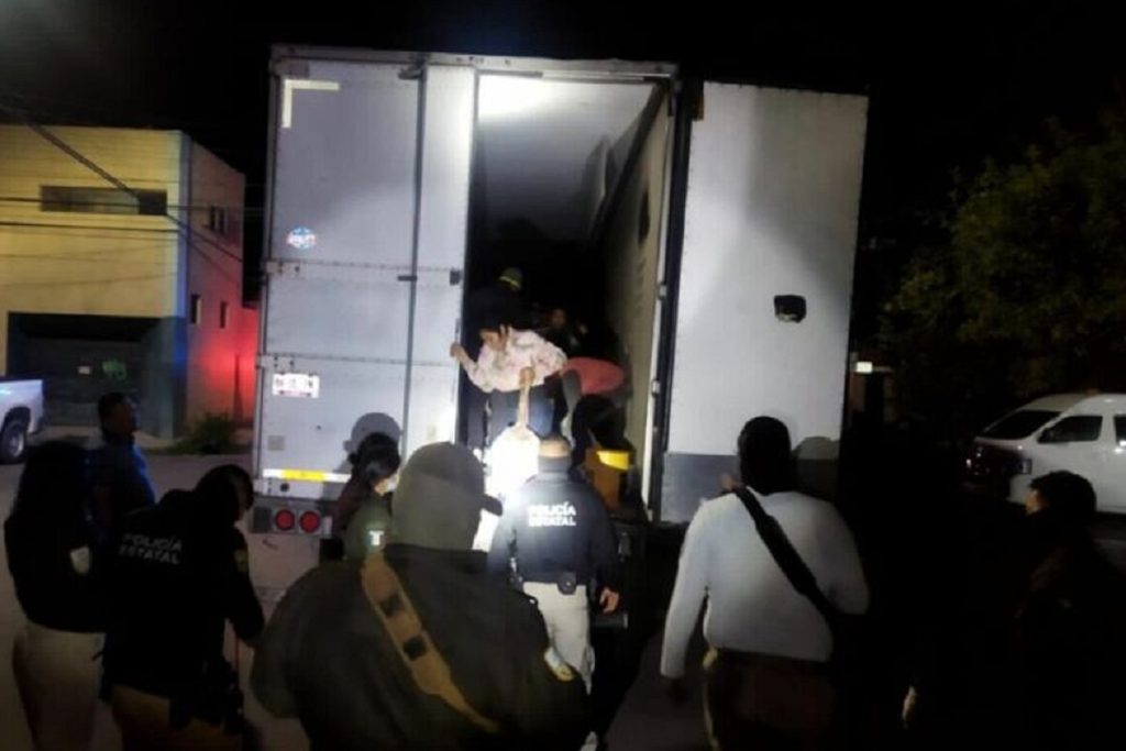 Venezolano integraba grupo de migrantes hacinados en un tráiler al norte de México