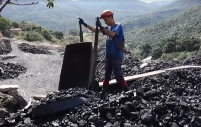 VOA: Entre enfermedades respiratorias y sueldos míseros viven los mineros en el país