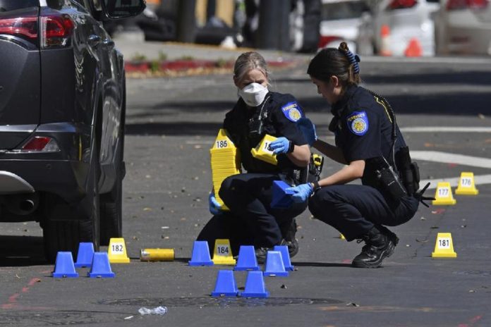 Al menos cinco dispararon en tiroteo que dejó seis muertos en California