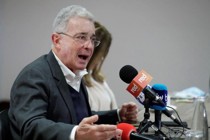 Jueza colombiana pone a Uribe más cerca de un juicio al rechazar preclusión