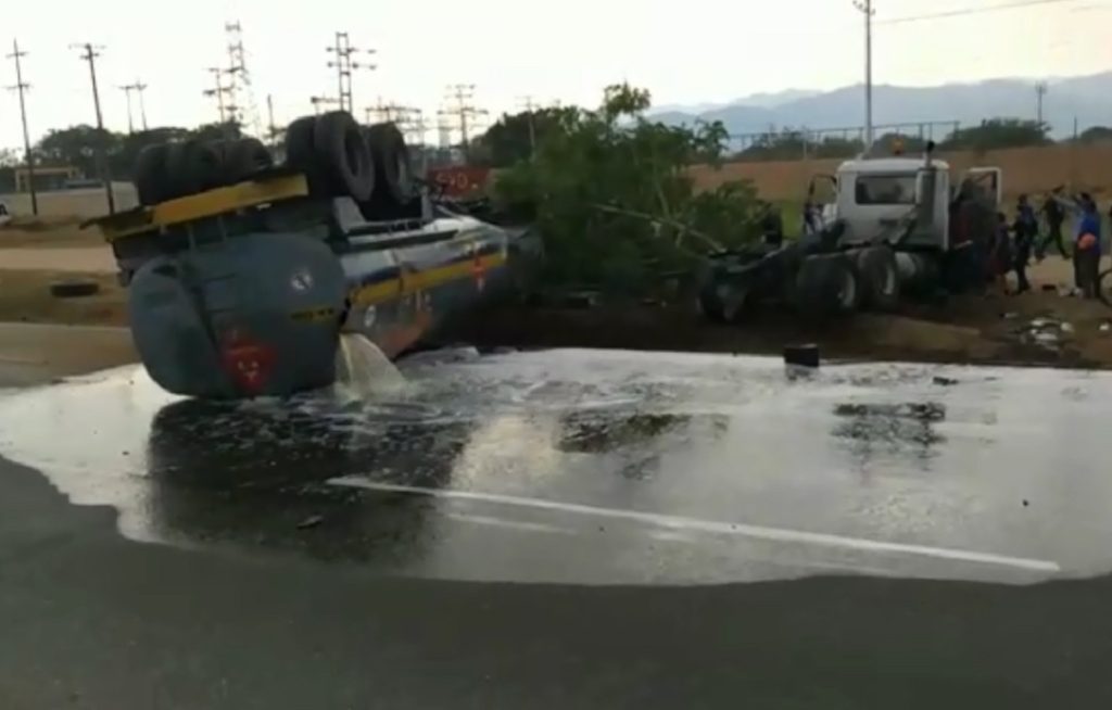 Registrado volcamiento de gandola de combustible en la Valencia-Tocuyito