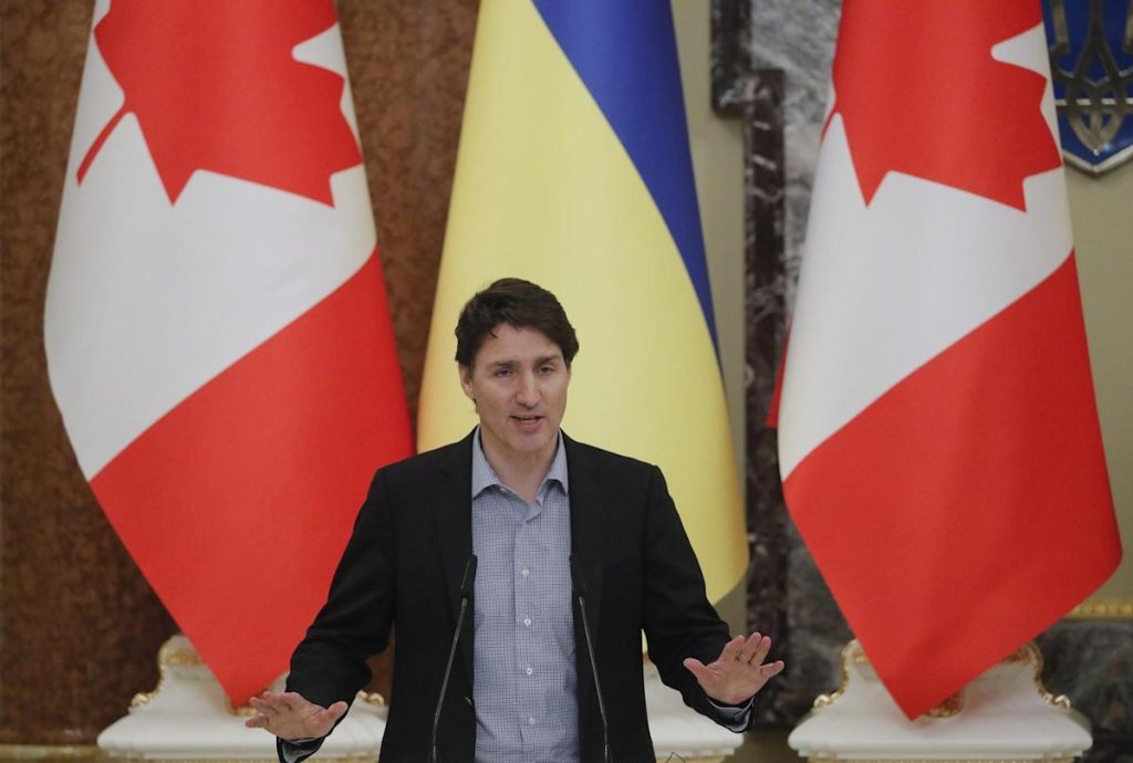El Gobierno de Trudeau prohibió hace dos años cerca de mil 500 modelos de armas de asalto, incluidas las AR-15, fusil utilizado por Salvador Ramos, el atacante del colegio de Uvalde, en Texas.