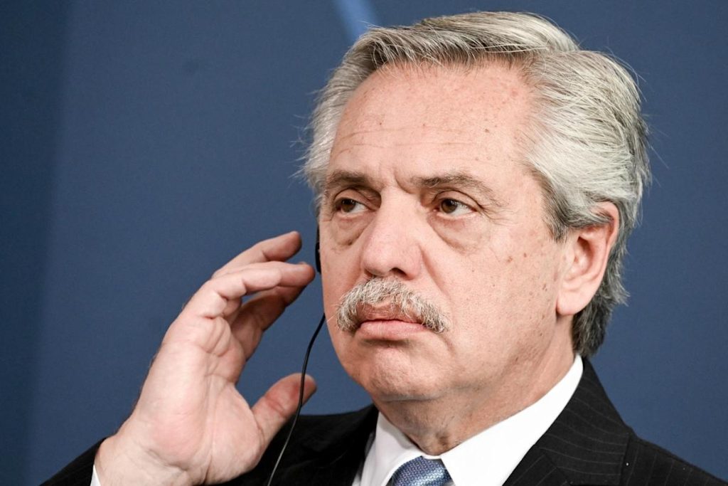 Alberto Fernández navega entre críticas, baja imagen y la crisis económica