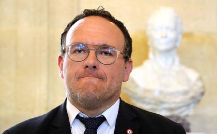 Ministro francés con discapacidad rechaza dimitir