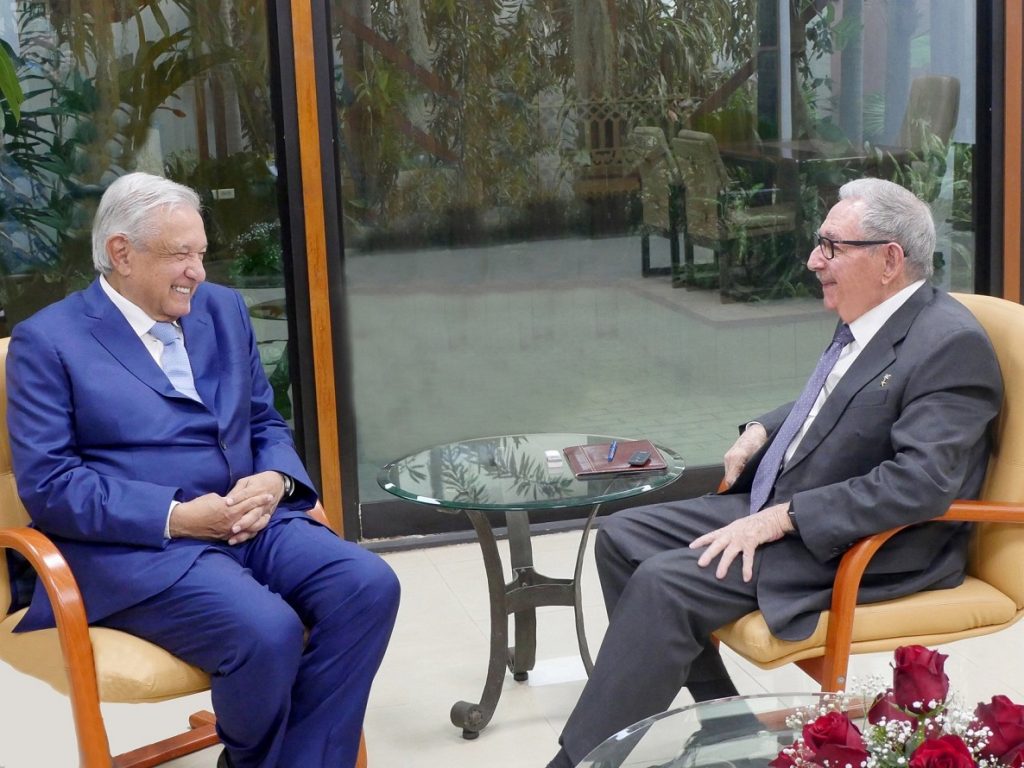 Raúl Castro y López Obrador rememoran historia común en una reunión en Cuba