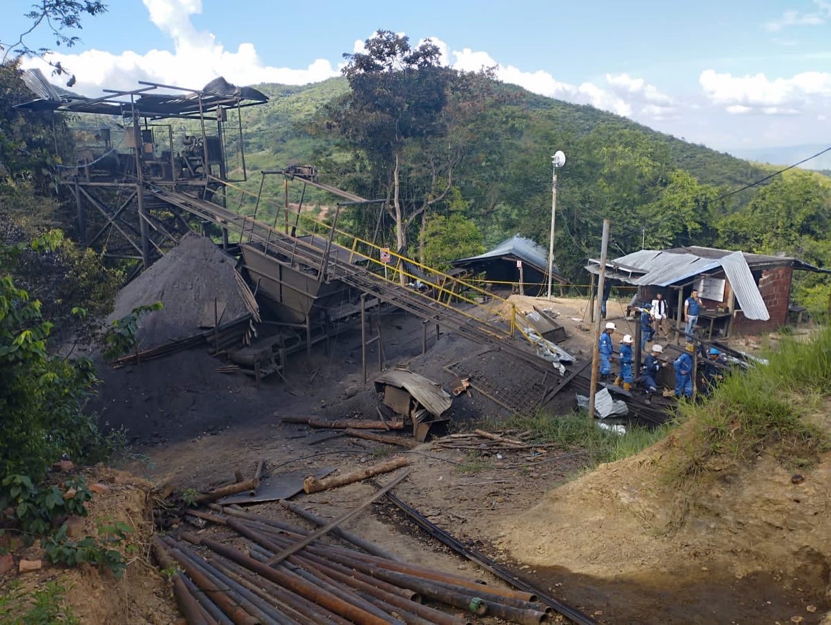 Muere minero mientras continúa búsqueda de otros 14 atrapados en mina colombiana