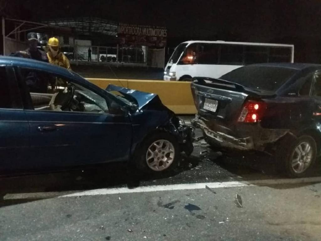 Cuádruple colisión con incendio de vehículo produjo dos fallecidos y cinco lesionados  