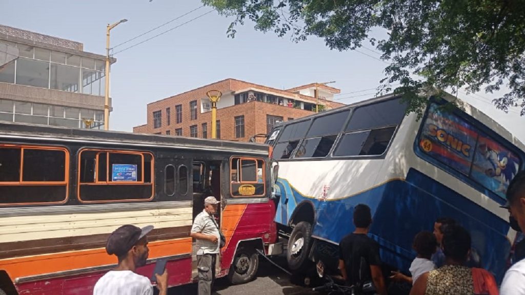 Colisión de dos unidades de transporte público en el centro de Valencia deja cuatro heridos