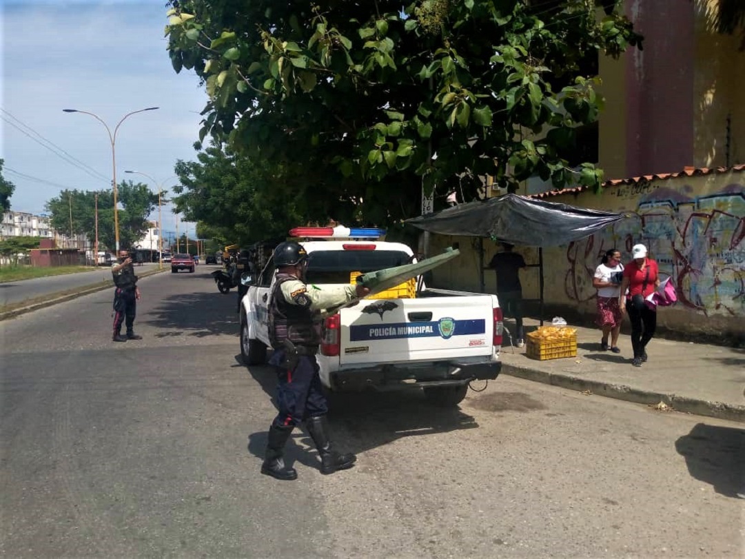 Policía de Valencia obligó a comerciantes de Bella Florida a retirar obstáculos de las aceras