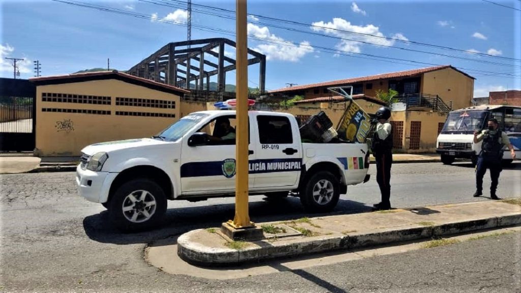 Policía de Valencia obligó a comerciantes de Bella Florida a retirar obstáculos de las aceras