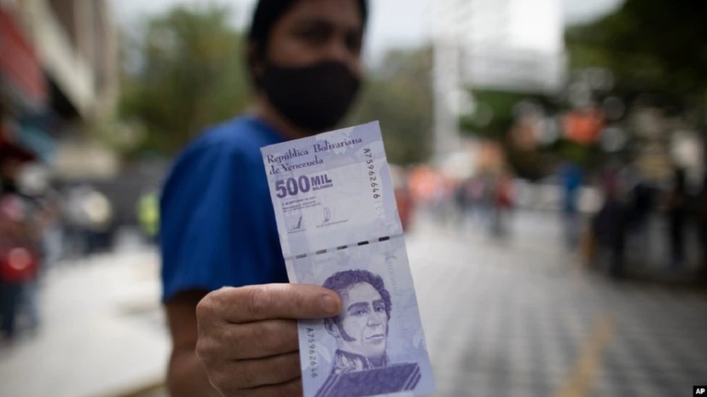 VOA: El uso del bolívar aumenta mientras los venezolanos tratan de rendir el dinero