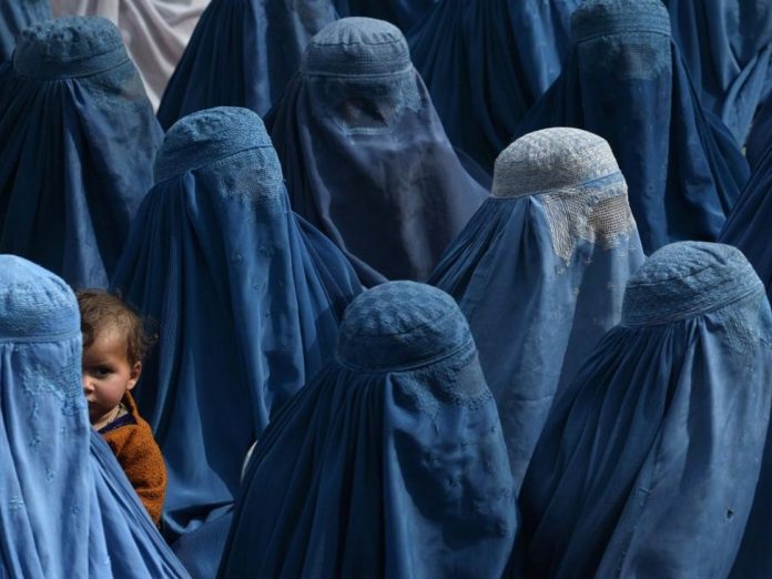 EE.UU. ve como una ofensa a derechos humanos el burka obligatorio en Afganistán