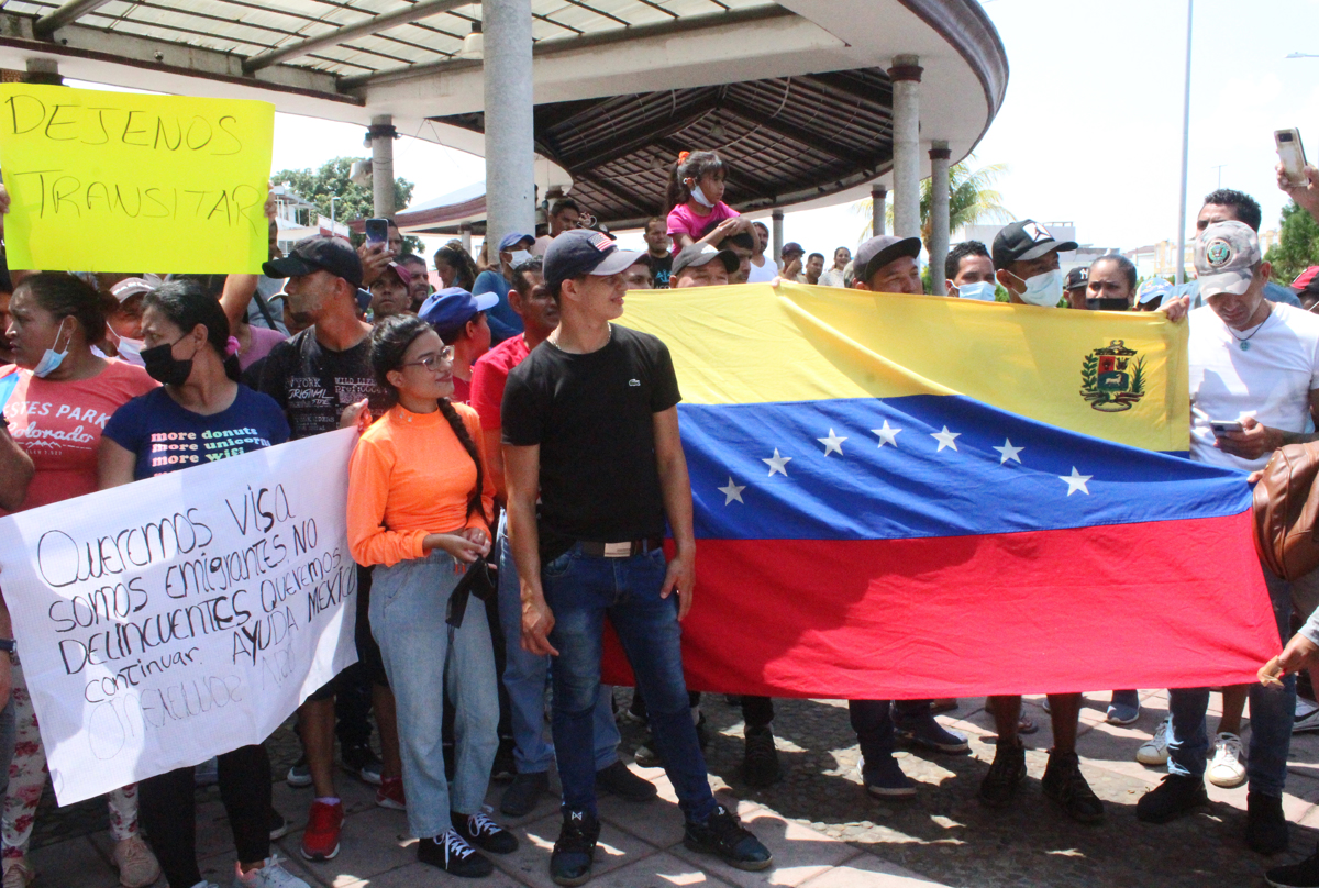 Nueva caravana con migrantes venezolanos parte desde la frontera entre México y Guatemala