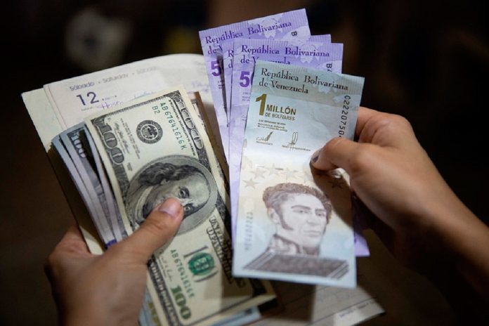 El bolívar se deprecia un 7,12% frente al dólar