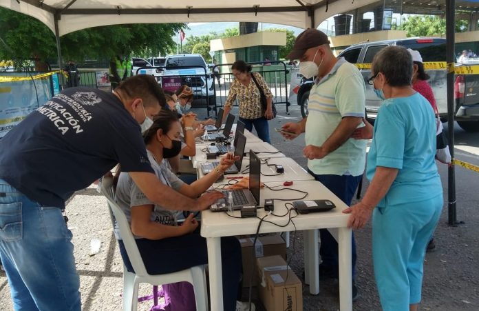 Colombianos residentes en Venezuela comienzan a votar en la frontera