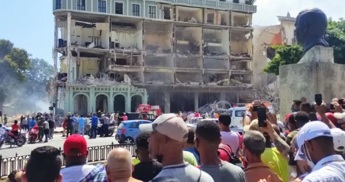 Fuerte explosión causó graves daños a un hotel