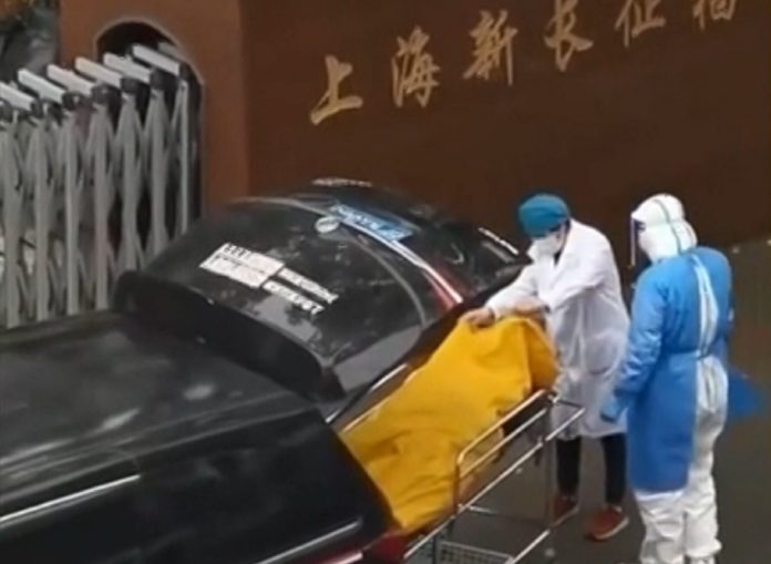 Anciano en Shanghái llegó a la morgue en una bolsa para cadáveres mientras seguía vivo