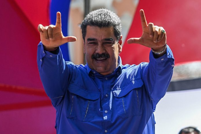El Mundo: “Maduro aprovecha los precios del crudo y hace regalos para blanquear su imagen”