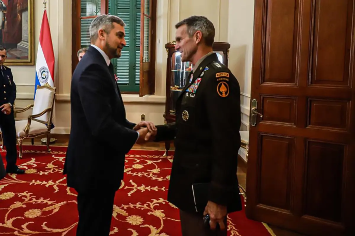 Paraguayo Abdo Benítez recibe al jefe del Comando de Operaciones Especiales de EE.UU.